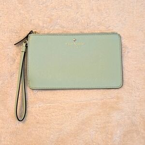 EUC Kate Spade Medium Wristlet in beach glass